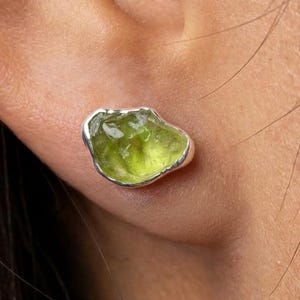 Rohe Peridot Ohrstecker - Sterling Silber
