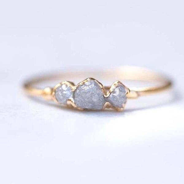 Anillo triple de diamantes en bruto • Regalo único para ella • Anillo de compromiso alternativo delicado y delicado • Piedra natal de abril • Oro rosa amarillo plateado • Hecho a mano