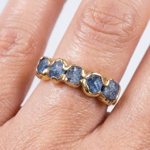 Bague remplie d'or 24 carats et saphirs bruts