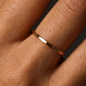 Hamrad stapelring i 24 karat guld med vermeil: Tunn vigselring