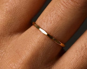 Anillo apilable de oro vermeil de 24 k martillado: alianza fina