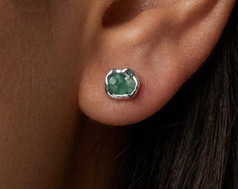 Brincos de prata esterlina com esmeralda bruta, pedra do mês de maio.