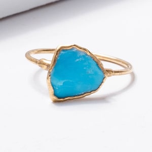 Anello in turchese grezzo massiccio • Riempito d&#39;oro • Gioielli autunnali Whimsigoth • Pietra portafortuna di dicembre • Qualcosa di blu • Regalo perfetto per la damigella d&#39;onore