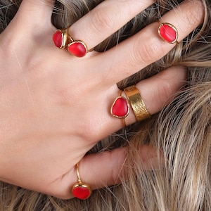 Anello in vetro di mare vermiglio • Riempito d&#39;oro • Vetro di mare rosso grezzo • Gioielli Whimsigoth • Immersione 24k • ULTIMA CHIAMATA! • Fatto a mano