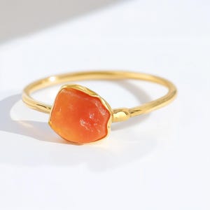 ミニローカーネリアンリング • ゴールドフィルド • 本物の宝石 • 上品で繊細、そしてカラフルな宝石リング • ミニマリストなウィムシゴススタイル • 24Kディップ