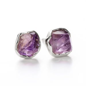 Zierliche rohe Amethyst-Ohrstecker • Silber Amethyst Schmuck • Februar Geburtsstein • Echte natürliche Amethyst Kristalle • Boho Ohrstecker