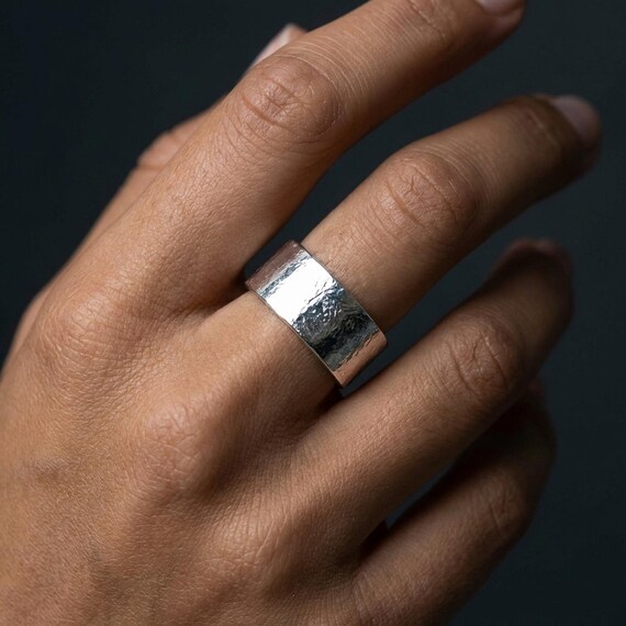 槌目模様のスターリングシルバーリング - 7mm幅のテクスチャード加工