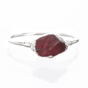 Roher Granat Ring • Sterling Silber Band • Januar Geburtsstein für Steinbock • Roter Edelstein Vampir Schmuck für den Herbst • Hexen Halloween Ring
