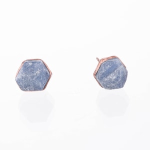 Große rohe Saphir Ohrringe, Rose Gold Ohrringe, September Birthstone Ohrringe, Saphir Ohrstecker Ohrstecker, große Ohrstecker, Rohedelstein Ohrstecker