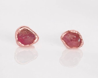 Boucles d'oreilles rubis brut, boucles d'oreilles en or rose, pierre de naissance de juillet, cadeau de mariage pour femme, boucles d'oreilles à tige, boucles d'oreilles Dainty, boucle d'oreille à tige minimaliste