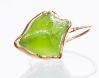 Bague péridot brut tendance • Rempli d'or • Pierre de naissance d'août • Pierre précieuse de cristal vert • Dip 24 carats • Bijoux avec pierre de naissance péridot • Cadeau Lion