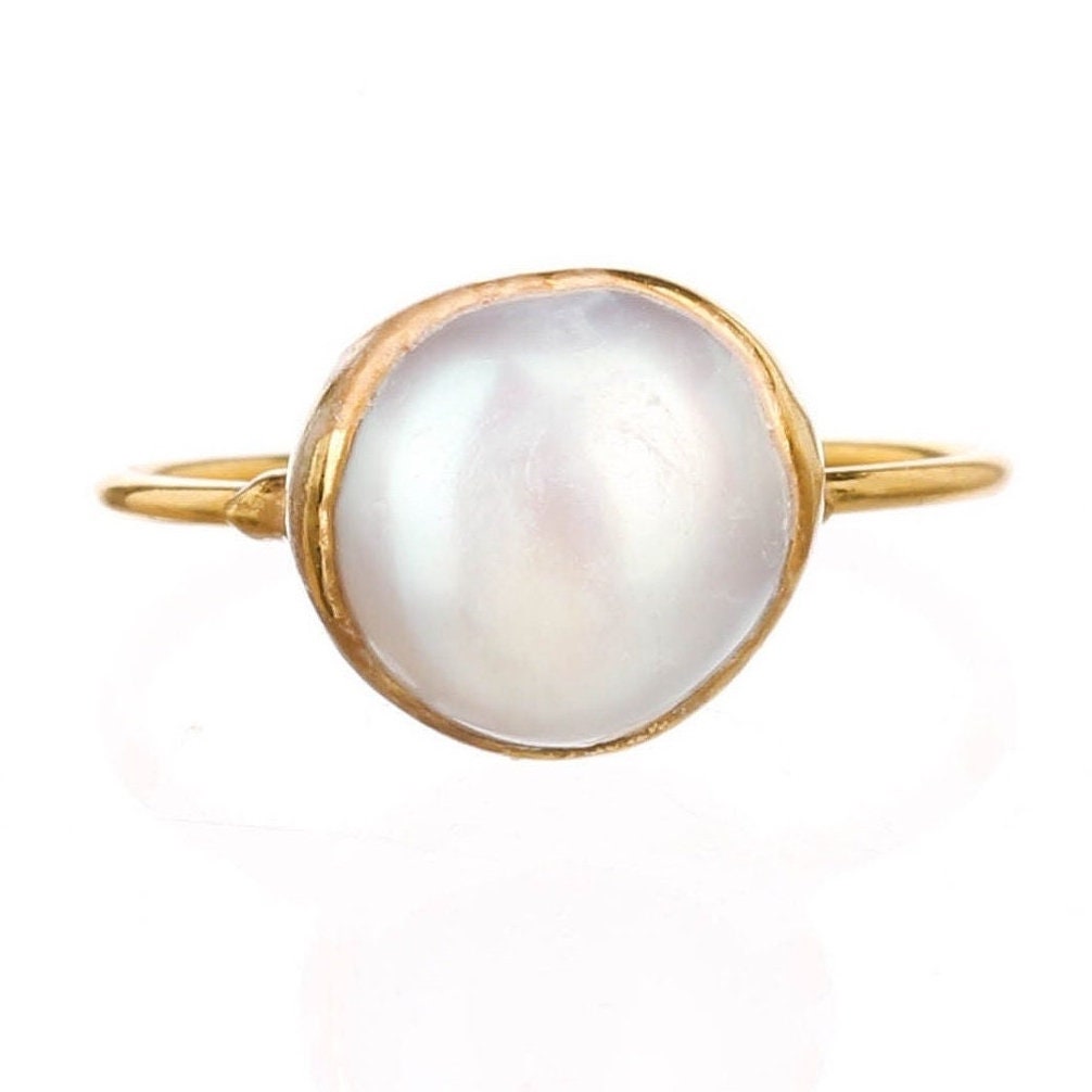 Anello con perla barocca grezza • Riempito d'oro • Anello minimalista con perla vera • Pietra portafortuna di giugno • Regalo perfetto per la mamma della sposa • Gioielli autunnali fatti a mano