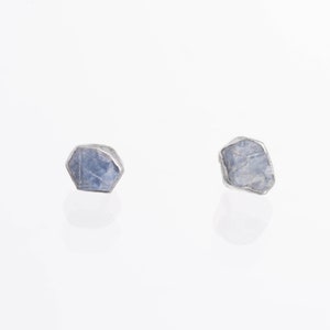 Zierliche Silber Saphir Ohrringe, Roher Saphir Ohrringe, September Geburtsstein Ohrstecker, Rohedelstein Ohrstecker, Geburtstags Geschenk für sie, Blauer Saphir