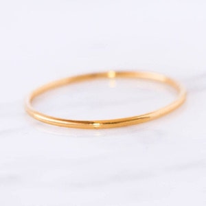 Dünner Stapelring aus Gold • 14k Goldfüllung • 1 mm • Perfekter kleiner Fingerring oder zierlicher minimalistischer Ehering • Tägliche Kleidung • Handgefertigt