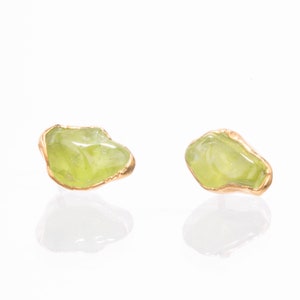 Rohe Peridot Ohrringe • Gold gefüllt • Rohe Edelstein Ohrstecker • August Geburtsstein • Peridot Schmuck • Leo Geschenk • Grüne Stein Ohrringe