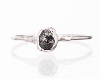 Anillo de diamantes negros en bruto • Plata de ley • Anillos apilables de piedras preciosas delicadas • Piedra natal de abril • Anillo de compromiso alternativo perfecto • Whimsigoth