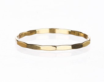 Anillo apilable martillado de oro ultrafino • Banda texturizada con relleno de oro de 14k • Joyería minimalista delgada • Joyería de uso diario • Hecho a mano