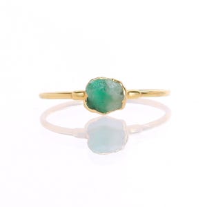 Zierlicher roher Smaragd Ring • 24k Gold Filled, Mai Geburtsstein