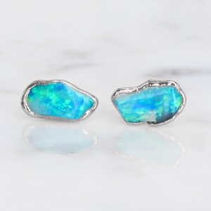 Australische Opal Ohrringe • Sterling Silber • Rohe Opal Ohrstecker • Oktober Geburtsstein • Natürlicher schwarzer / blauer Opal • Handgefertigter Schmuck