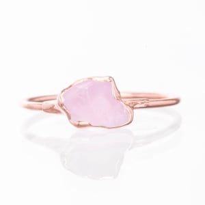 Anillo de cuarzo rosa crudo • Relleno de oro • Piedra natal rosa de enero