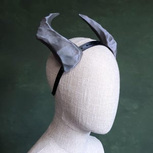 Holly | Medium Ridged Horns