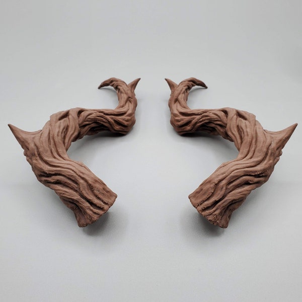 Hazel | Medium Twisted, Thorny Horns