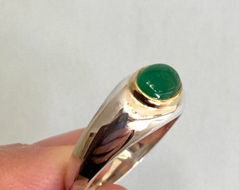 Anillo de banda de plata maciza, bisel de 18k engastado con un cabujón esmeralda