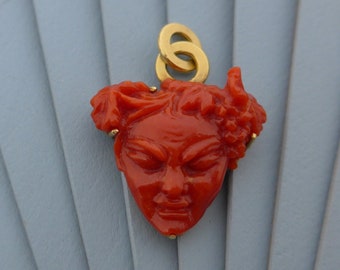 Colgante pequeño con forma de cabeza japonesa de coral rojo tallado: Cuerda de seda de oro amarillo de 18k