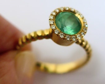Anillo de oro macizo de 18k con turmalina verde y azul: alianza de compromiso apilable con diamantes y diseño estriado.