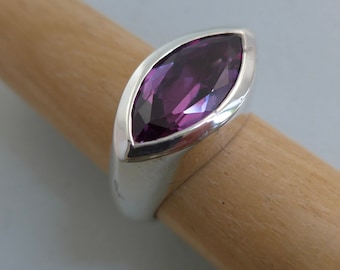 Anillo de Plata Maciza engastado con una Alejandrita morada, gema marquesa,
