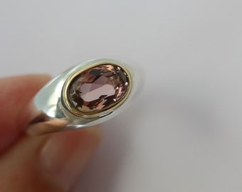 Anillo solitario de plata engastado con una turmalina rosa claro, bisel de oro de 18 quilates,
