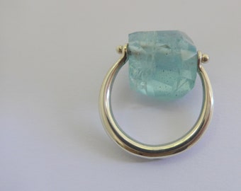 Anillo de plata maciza con una auténtica Aguamarina en bruto, estilo antiguo.