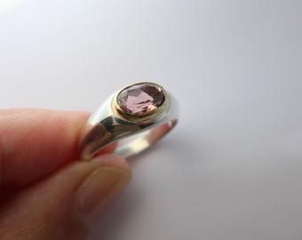 Anillo de plata maciza con turmalina rosa claro: joyería apilable con engaste de oro macizo de 18k.