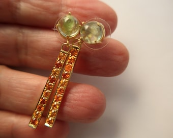 Pendientes largos colgantes de oro macizo de 18 quilates: joyería con granate naranja y turmalina verde.
