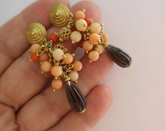 Pendientes colgantes de oro de 18 quilates con cuentas de coral y cuarzo ahumado. Hechos a mano.