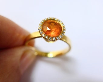 Anillo de oro macizo de 18k con granate mandarín: diamantes pequeños engastados en pavé, apilable.