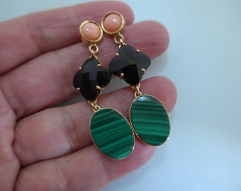 Pendientes colgantes de oro macizo de 18 quilates: cabujón de coral, trébol, ónix verde ovalado y malaquita.