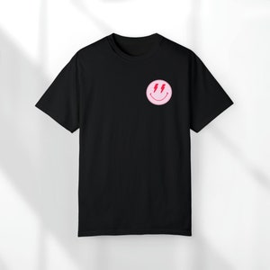 ビー・ユア・オウン・シュガー・ダディ・ライトニング・スマイリー・ジャッピー・フェイス・ユニセックス・ガーメントダイTシャツ | コンフォートカラーズTシャツ ピンク オーバーサイズTシャツ