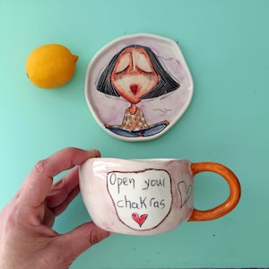 Meditation Tasse handgemacht einzigartig, Yogi Geschenk für sie, Wunderliche Keramik Teetasse mit Untertasse, Yoga Liebhaber Geschenkidee, Entspannung Geschenk für Mama, Zen