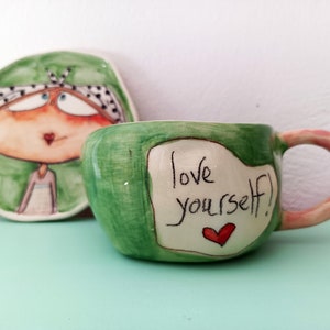 Taza Ámate a ti mismo hecha a mano, única, regalos de amor propio para ella, taza de té de cerámica caprichosa con platillo, regalos edificantes para mujeres, pintada a mano