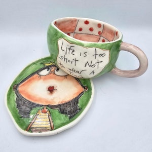 Taza de café de princesa, taza de té y platillo pintados a mano, taza de gres hecha a mano, estética de regalo femenino, regalo caprichoso para mujeres,