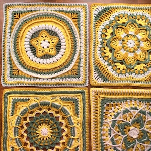 Könnte beinhalten: Vier quadratische Häkelmotive mit komplexen geometrischen und floralen Mustern in Gelb-, Olivgrün- und Weißtönen. Jedes Stück zeigt aufwendige Maschenarbeiten, darunter Stern- und Mandaladesigns mit strukturierten Rändern und Schichten.