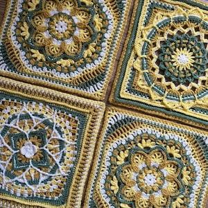 Puede incluir: Cuatro piezas cuadradas de ganchillo en tonos de amarillo, verde y blanco. Cada cuadrado presenta un diseño floral o geométrico diferente. El trabajo de ganchillo es detallado, con puntadas visibles y patrones intrincados. Los cuadrados están dispuestos juntos.