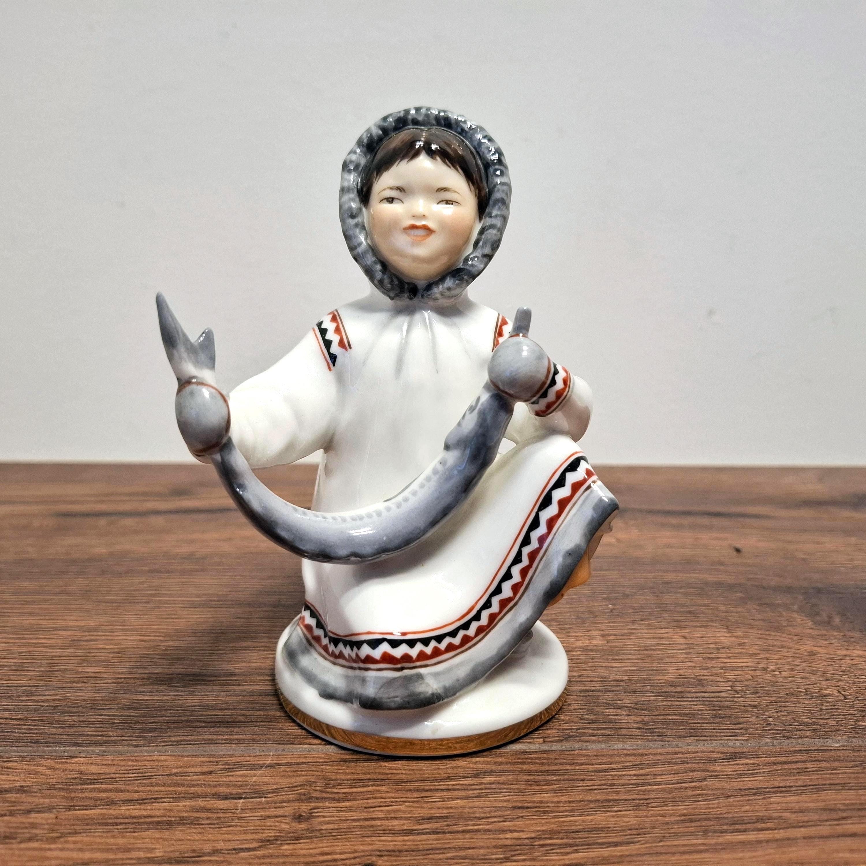 Lomonosov Porcelain USSR ホッキョクグマの置物 Vintage Russian Eskimo Woman Figurine - USSR Lomonosov Porcelain