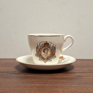 Conjunto de xícara e pires Midwinter Stoneware Inglaterra Coroação da Rainha 2 de junho de 1953 - Xícara e pires