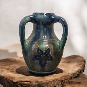 Vase Art Nouveau en faïence de Torhout (Flandre) à trois anses, décor floral.