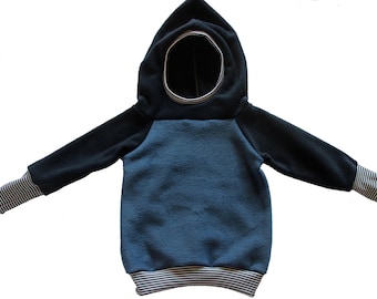 Op de afbeelding: Een blauwe en zwarte hoodie met witte strepen aan de manchetten en zoom.