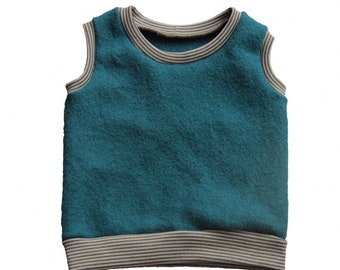 Op de afbeelding: Een teal vest zonder mouwen met een gestreepte rand rond de hals en onderkant.