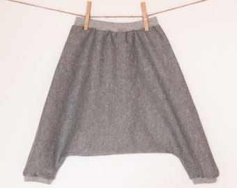 Op de afbeelding: Grijze harem broek van katoen met een wijde pijp en elastische tailleband.