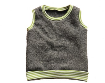 Op de afbeelding: Een grijs tanktop met groene en witte strepen rond de hals en onderkant.